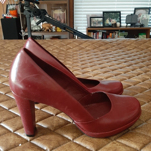 Gianni Bini Woman's Heels - Picture 2 of 3